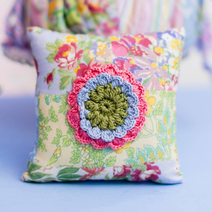 Alfiletero de Flores de Ganchillo en Collage de Jardín - Pastel para venta al por mayor de April Cornell
