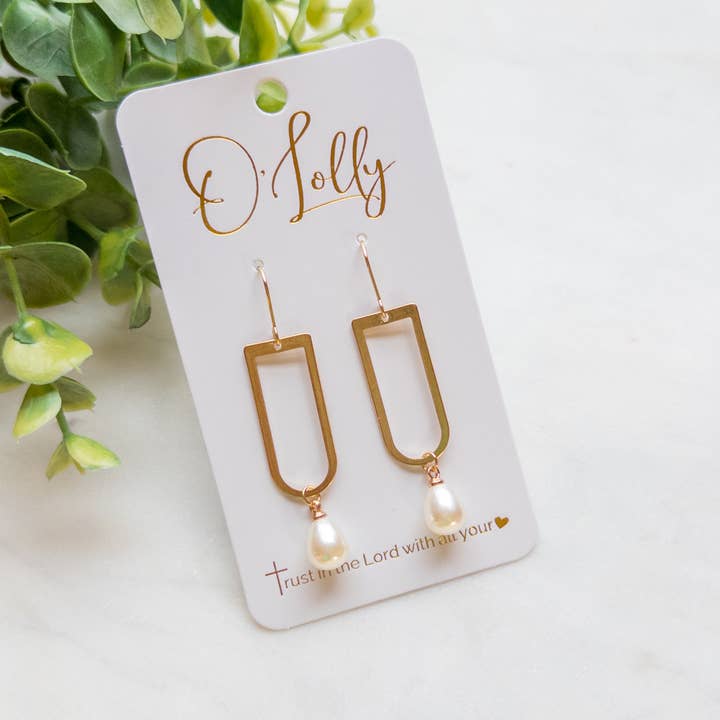 Boucles d'oreilles ouvertes en forme d'or avec pendentif goutte de perle "Londres" pour la vente par O’Lolly Jewelry