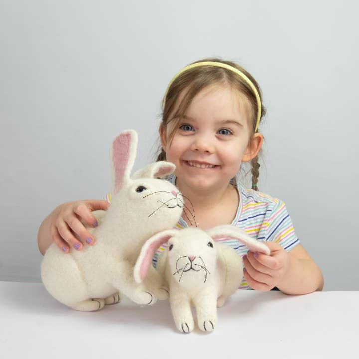 Jouets - Lapin Blanc - Petit et Grand pour la vente par The Winding Road