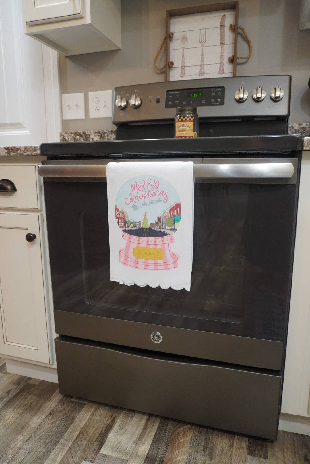 Doodles By Rebekah – Großhandel Geschirrtücher – Benutzerdefinierter Name - Rosa Schneekugel Gewelltes Geschirrtuch2