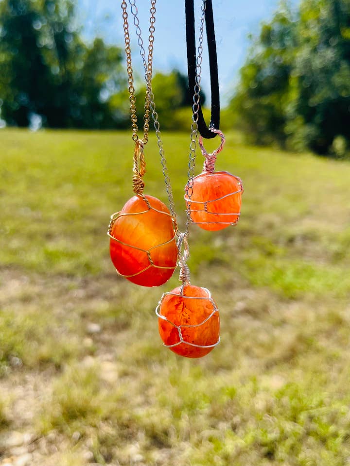 Halskette aus getrommeltem Karneolkristall (Goldkettenoption) für den Großhandel von Beyond The Above