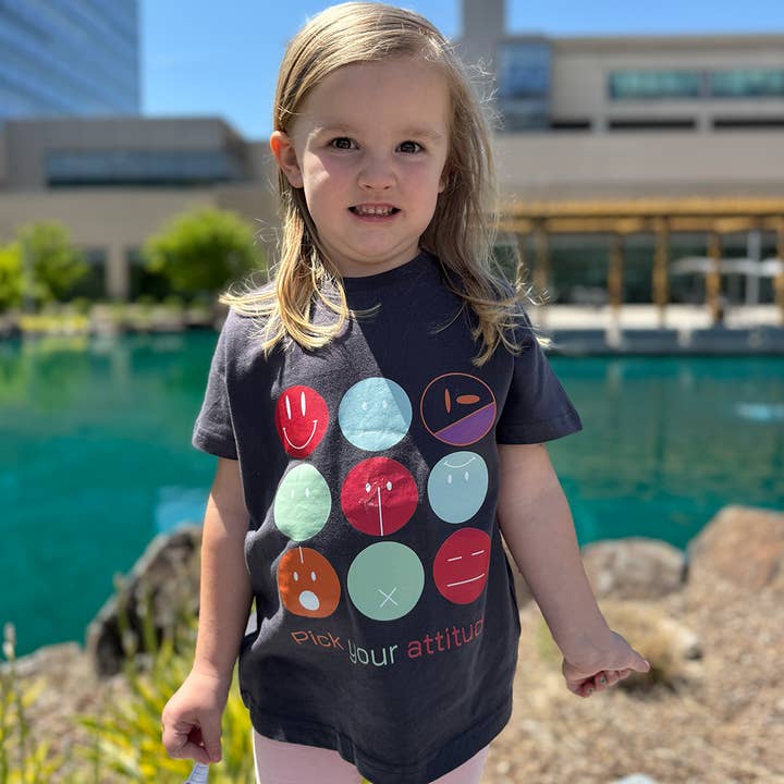 T-shirt graphique "Choisissez votre attitude" enfants pour la vente par Talking Too Loud Apparel