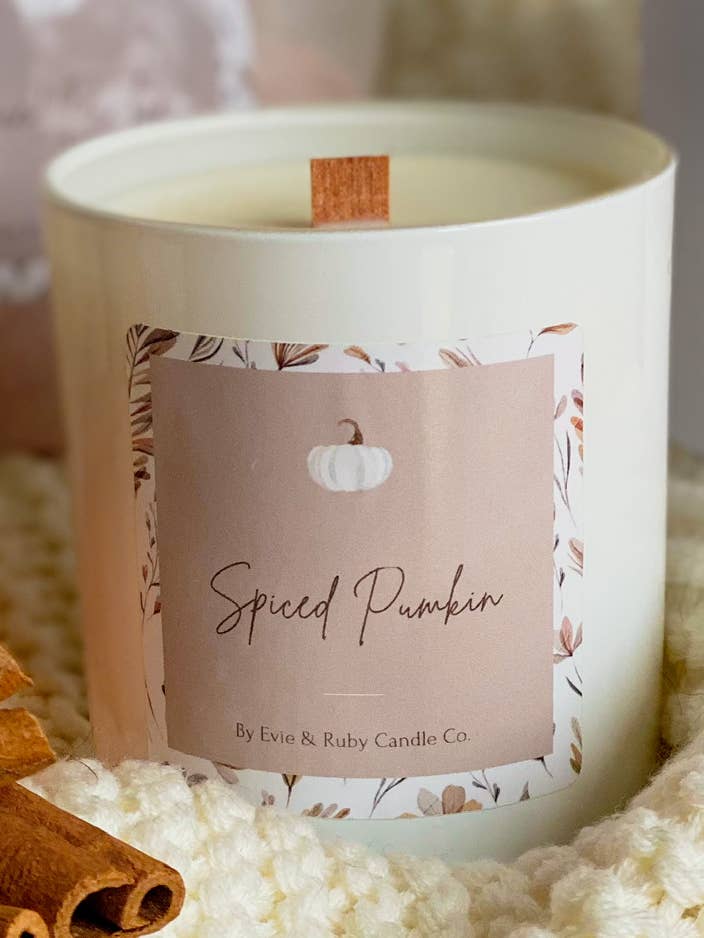 Gekruide kaars met pompoenhout voor wholesale door Evie & Ruby Candle Co