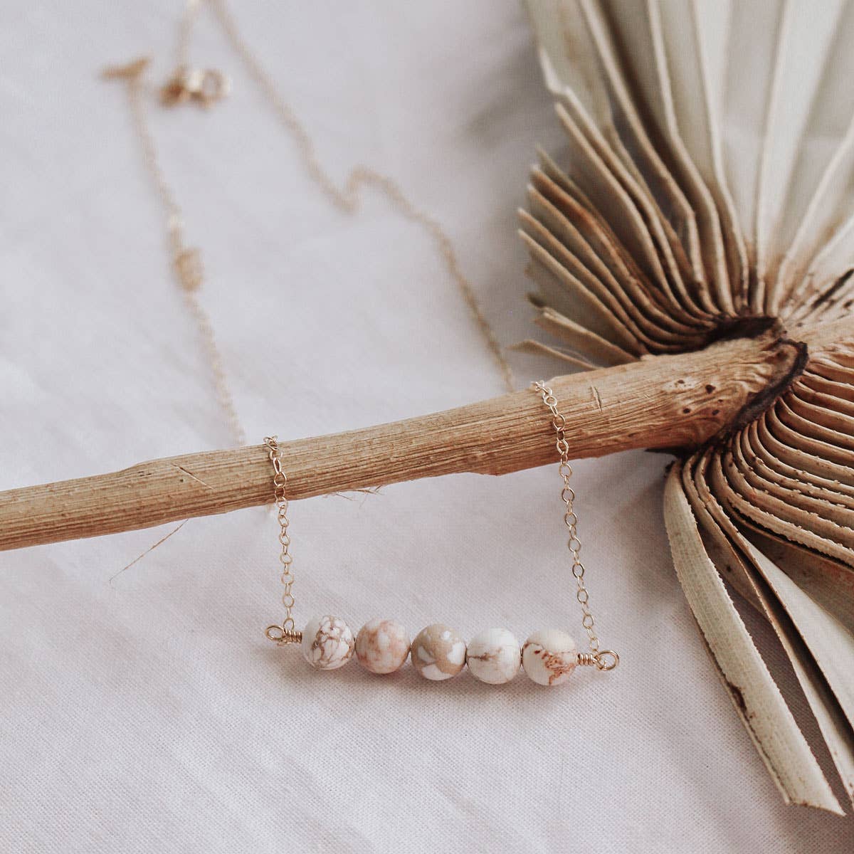 Eden Rae - Vente Colliers à pendentif - Collier barre de pierres précieuses en variscite blanche2