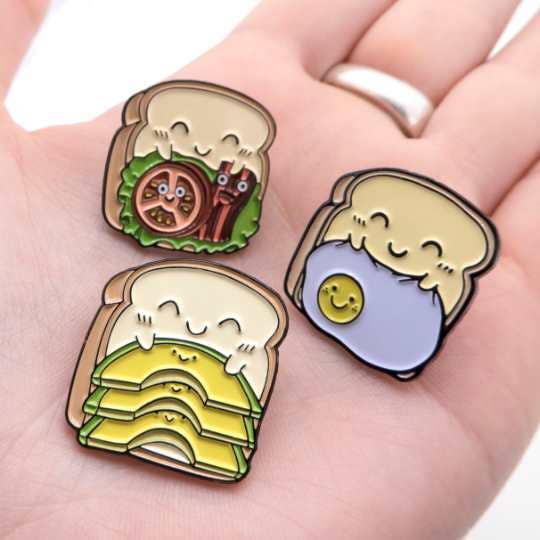 Leon Römer Illustraties - Wholesale Lapel Pin/Button - Sleepy Avocuddle toast pin2
