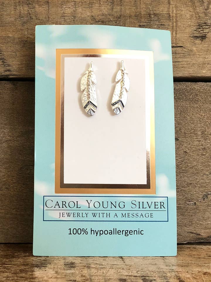 Eagle Feather Jewelry Oorbellen, Klein / Post op KAART voor wholesale door Carol Young Silver