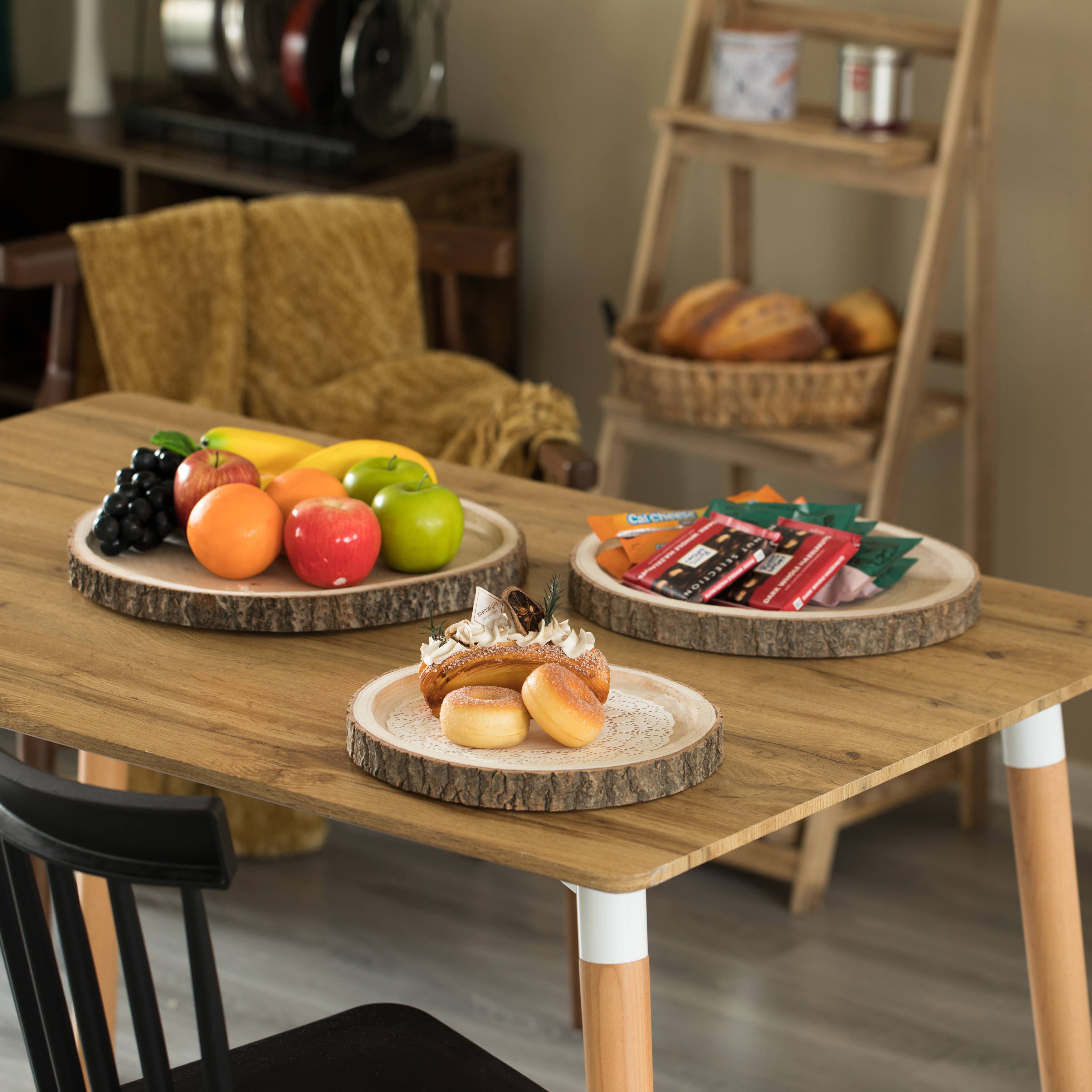 Quickway Imports – Bandeja de servir por atacado – Bandeja redonda da fatia da casca de madeira natural, carregador de tabela rústico17