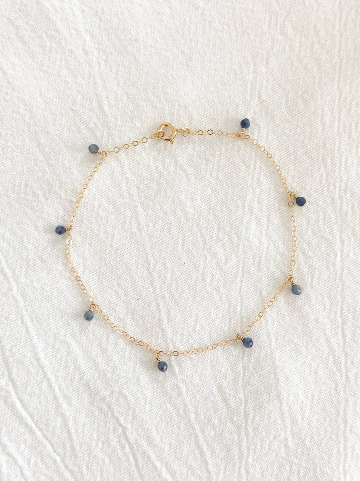 Cavigliera Sapphire Drop per la vendita all'ingrosso da parte di Laine Honolulu