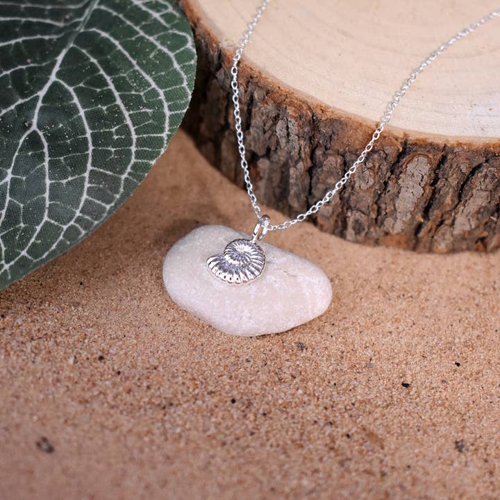 Collana ammonite testurizzata Mila per la vendita all'ingrosso da parte di Kali Ma Designs - Sterling Silver Jewellery