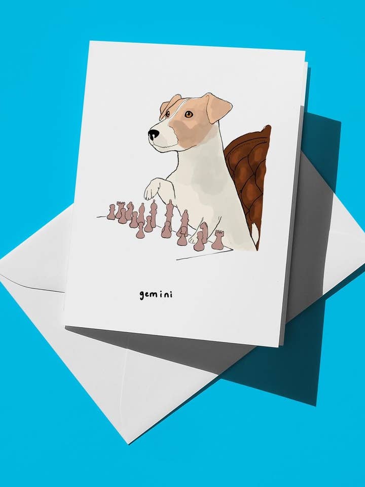 Cartão de Aniversário de Gémeos - Engraçado Cão Jack Russell Terrier a Jogar Xadrez, Cartão de Zodíaco Fofo para Amantes de Cães e Fãs de Astrologia por atacado de semiserious studio