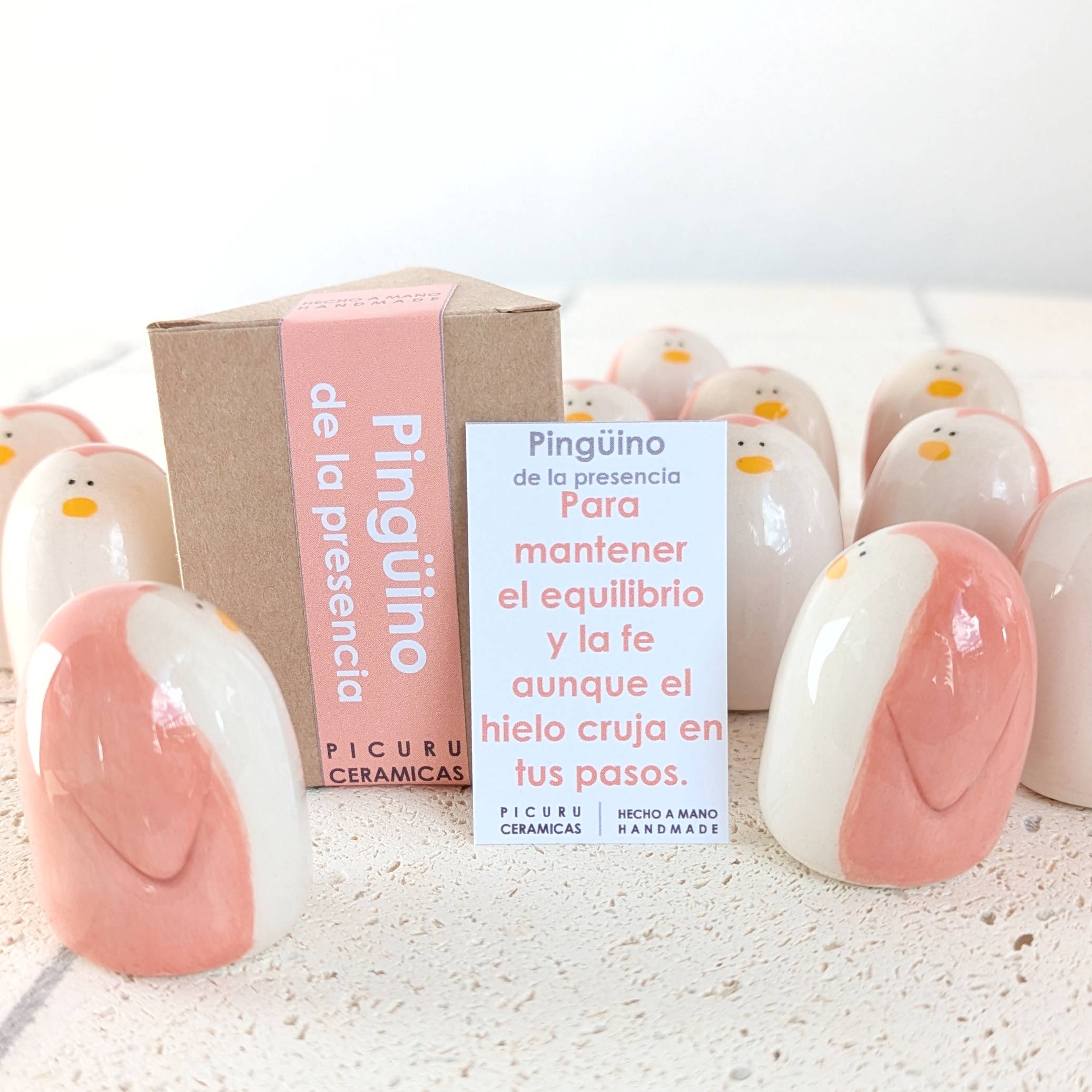 Picuru ceramicas - Vente Figurine décorative - Amulette Pingouin de la Présence (5 langues)2