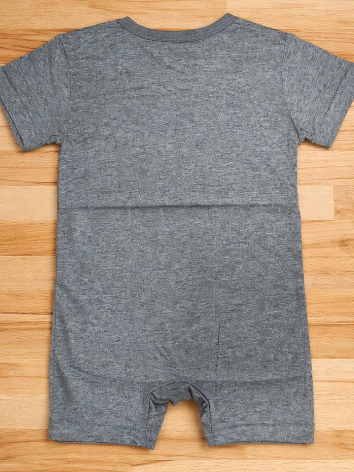 Fennco Styles - Wholesale Rompertje - Baby - Grijze Schattige Grafische Katoenen Babyromper1