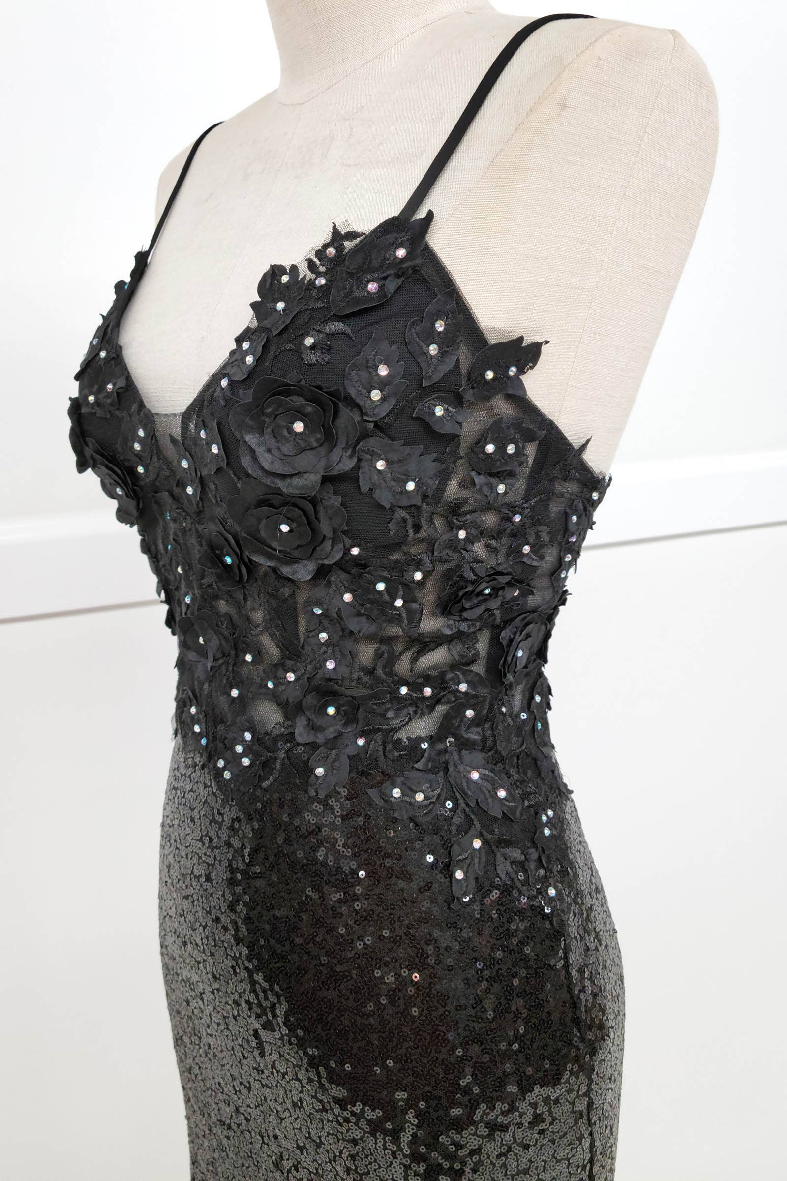 Chicas - Vente Robe – femme - Robe courte à paillettes et broderies florales C80814