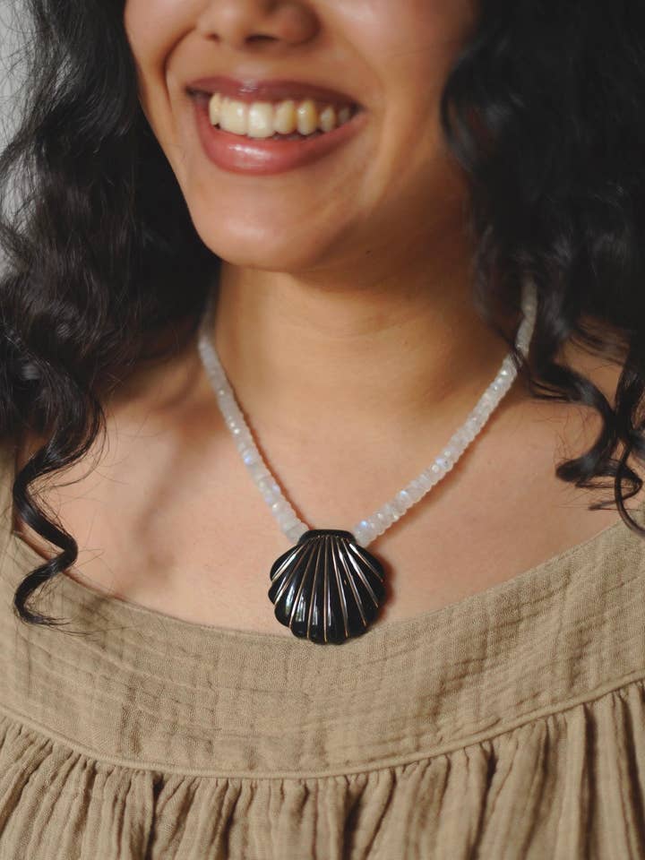 Halsband med svart onyx och månsten, 14k guldaccent: OAAK för wholesale av Annahmol