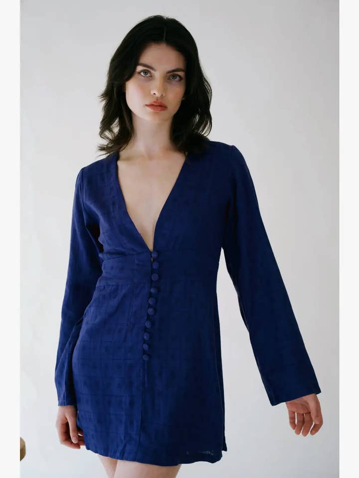 Robe courte col V en lin à manches longues bleu pour la vente par Lacerf