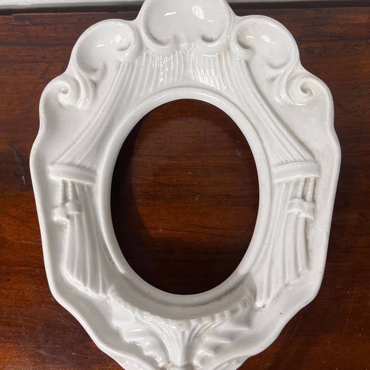 Monture ovale en céramique blanche, travaillée pour la vente par DADA Novecento