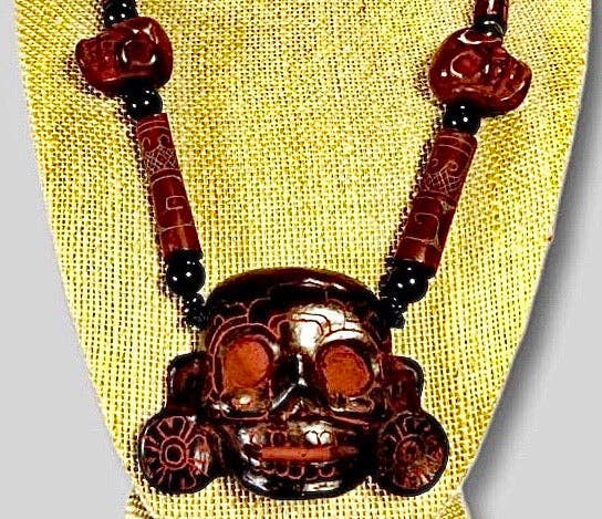 OllinMexica – Colar pingente/pendente por atacado – Colar Pendente Máscara de Mikiztli de Teotihuacan esculpido em cerâmica, Divindade da Morte e Transformação com símbolos pré-hispânicos mexicanos gravados - Joalharia Pré-colombiana0