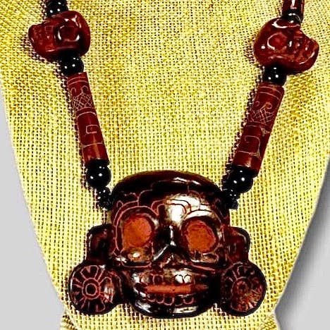 OllinMexica – Colar pingente/pendente por atacado – Colar Pendente Máscara de Mikiztli de Teotihuacan esculpido em cerâmica, Divindade da Morte e Transformação com símbolos pré-hispânicos mexicanos gravados - Joalharia Pré-colombiana0