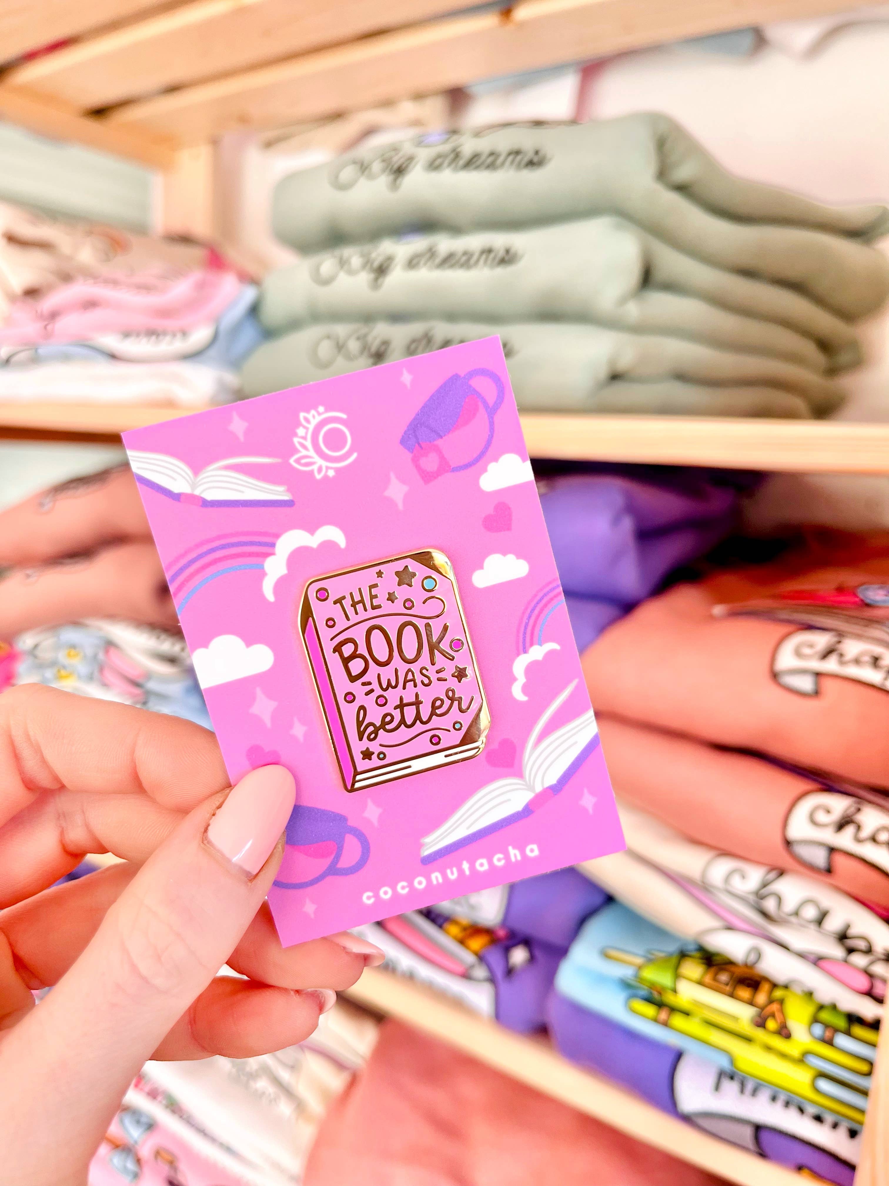 CoconuTacha – Großhandel Anstecker/Button – Anstecknadel „The Book Was Better“ aus hartem Email in Rosa mit Roségold3