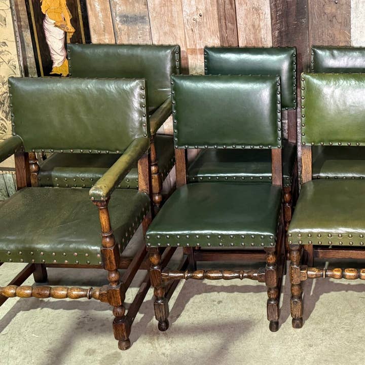 Vintage sæt med ti egetræsstole og grønne læderstole for engroshandel hos belvoir