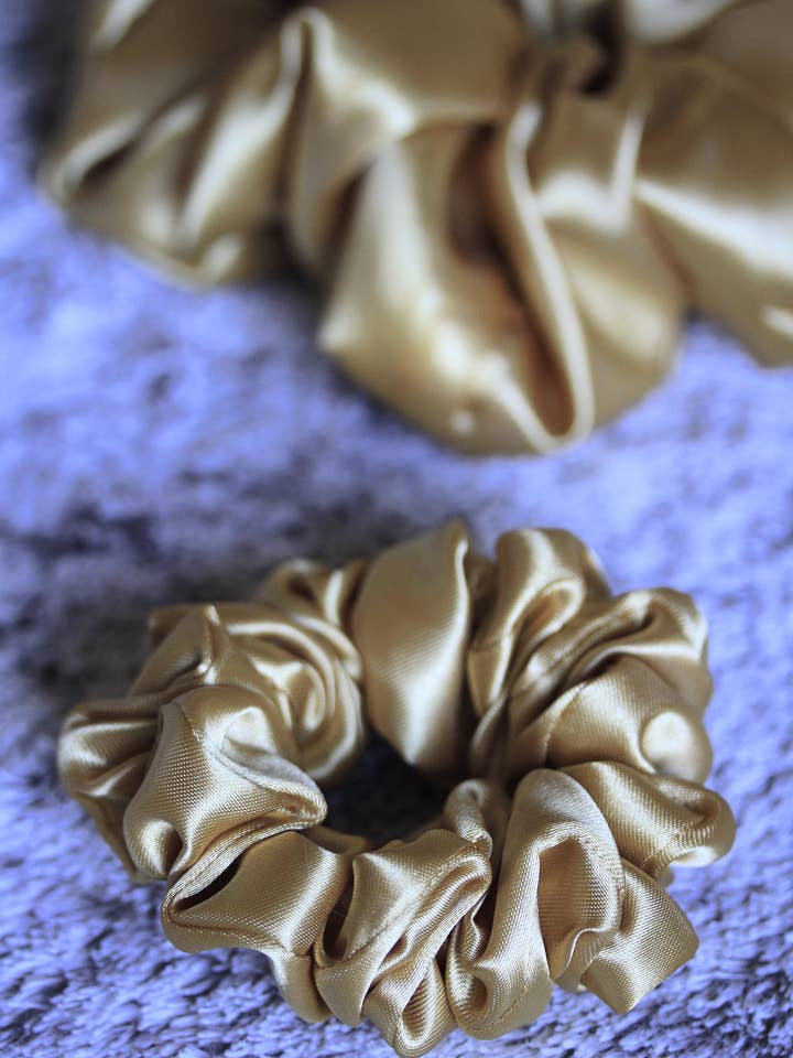 Chouchou en satin Or - CLEO Standard pour la vente par Esmée AccessoriesNco