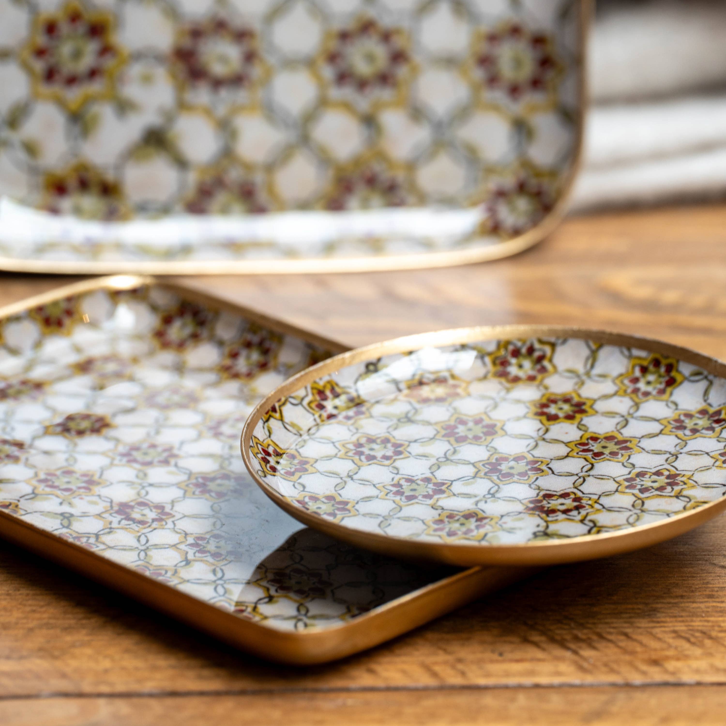 Maison Lilo - Wholesale Decorative Tray - Small round enamelled metal tray Zellige, golden border0