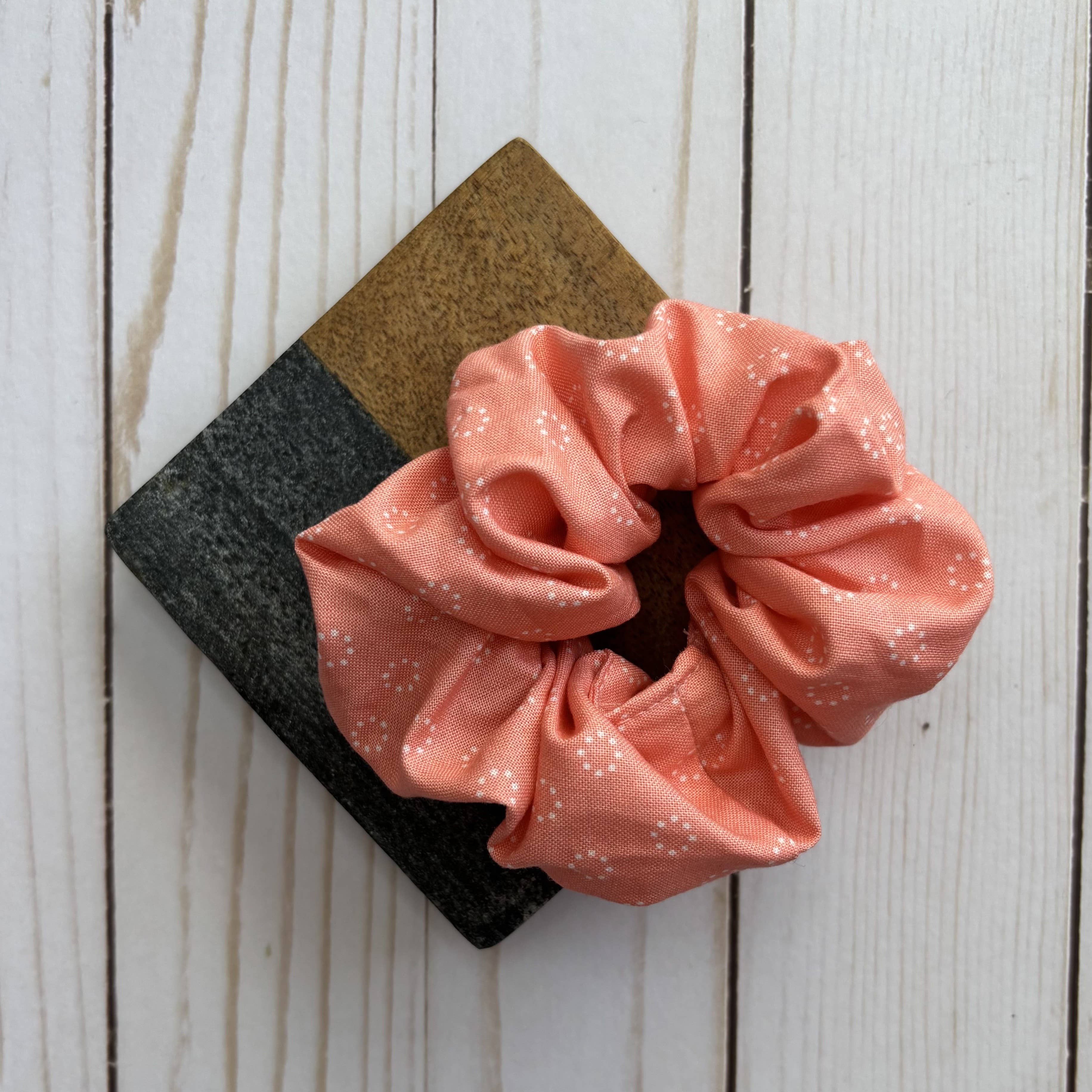 QuietJoy - Wholesale Scrunchie - Dames - Perzik met Witte Cirkels Handgemaakte Scrunchie