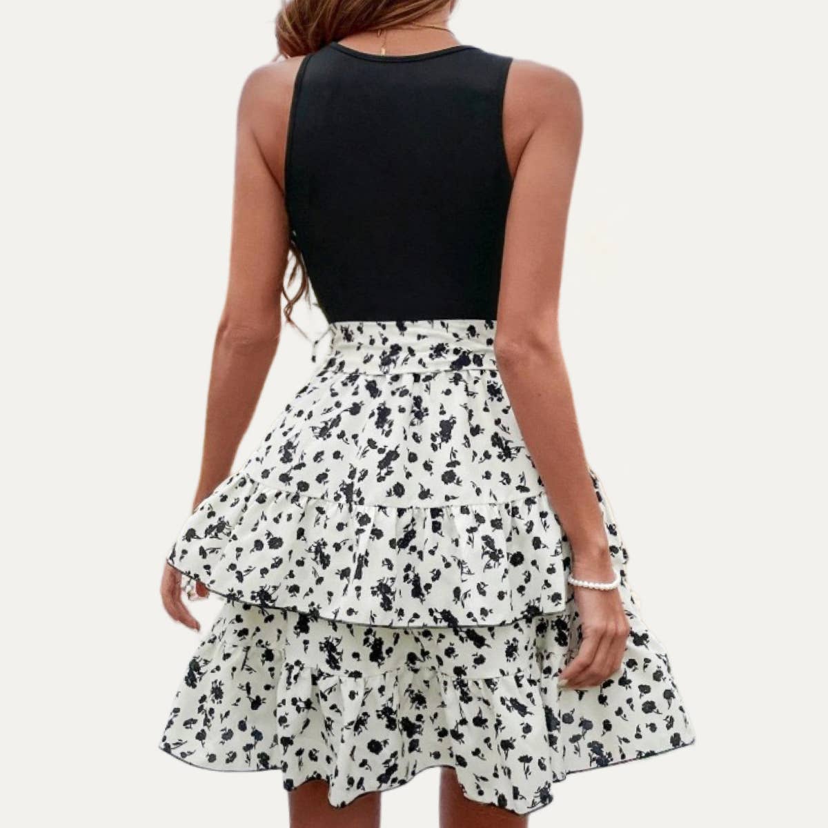 The Moment Collection – Großhandel Kleid – Damen – Sweetness Ärmelloses, gestuftes Minikleid mit Blumenmuster und Spleißnähten4