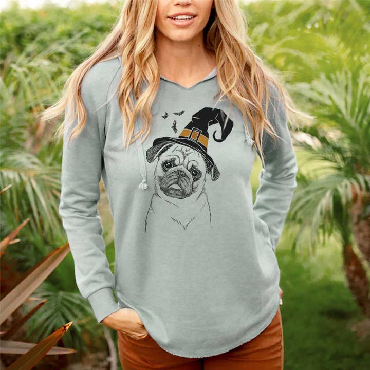 Witch Macy the Pug - Molleton à capuche Cali Wave pour la vente par Inkopious