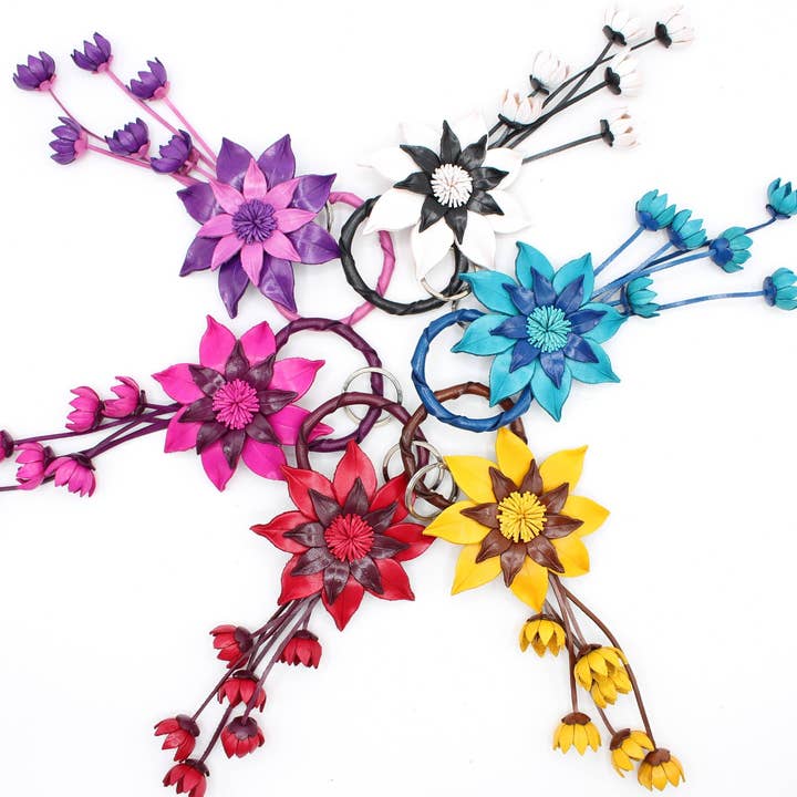 Sunflower Handmade leather inc – Engroshandel Taske krog/ophæng - Dame – Nøglering med læderblomst taskevedhæng pungvedhæng2