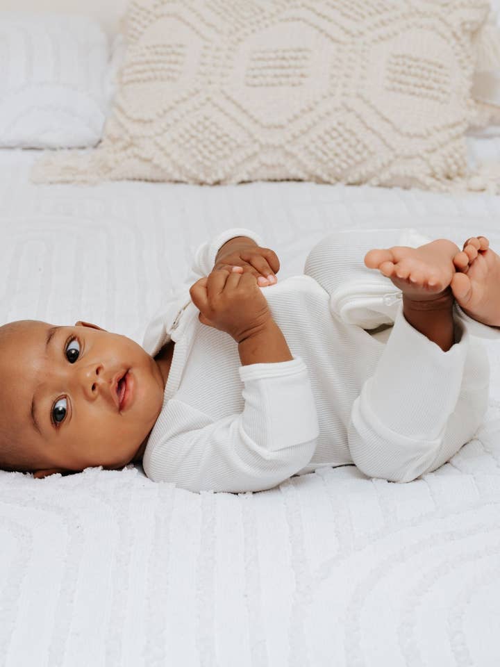 Babygrow de Bambu Canelado Branco com Fecho por atacado de Lilulila