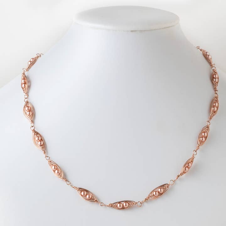 Collier Chaîne Gousse de Pois pour la vente par Clara's Pearl