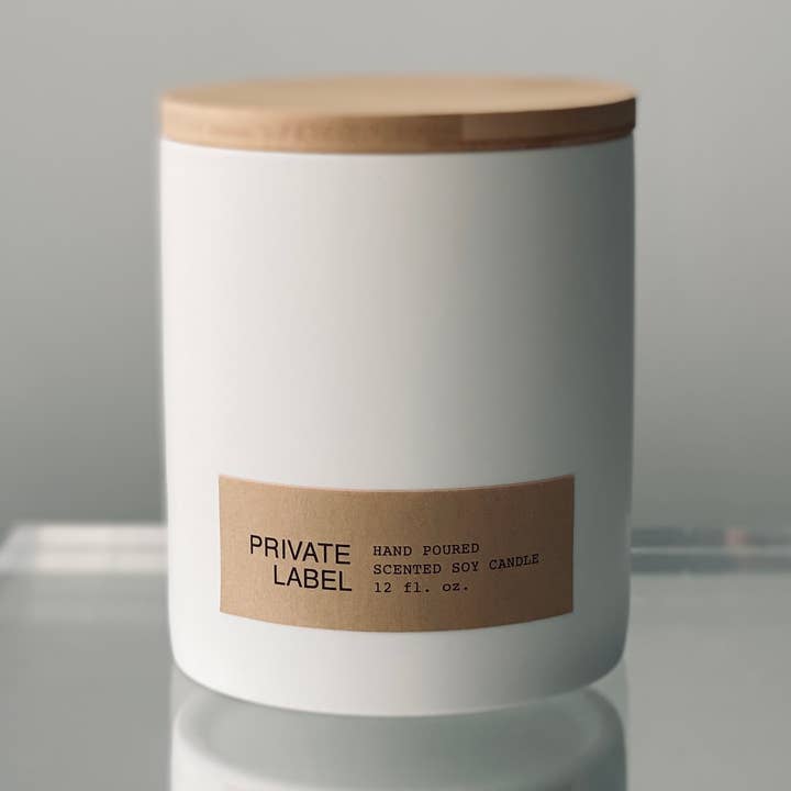 Private Label-Kerzen aus weißer Keramik, 12 Unzen, Bambusdeckel für den Großhandel von Atelier 880