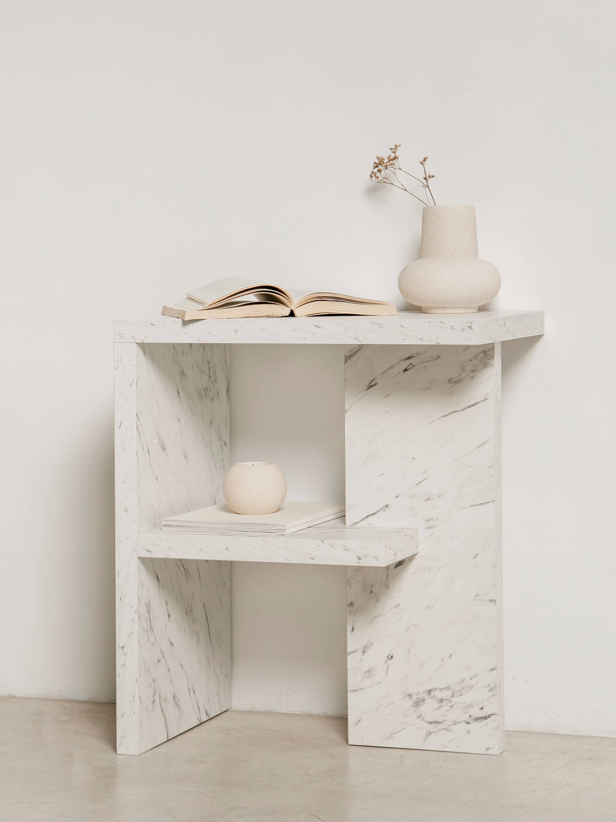 Really Nice Things - Vente Tables d'appoint - Table d'appoint effet marbre blanc1