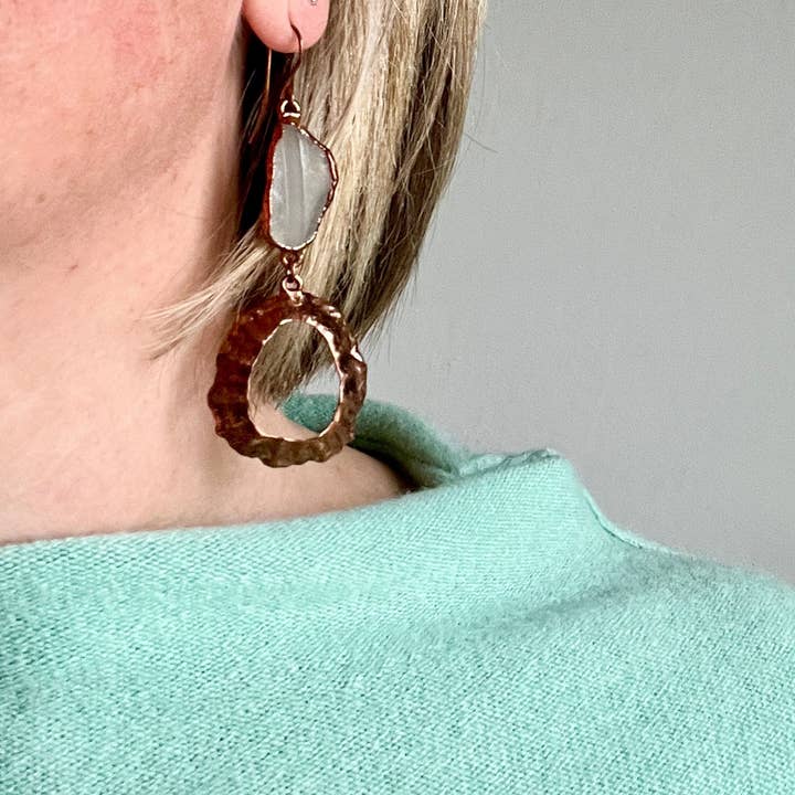 Silver Coast Designs – wholesale Hängande örhängen – Havsglas och snäckskal omaka örhängen