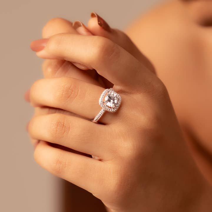 Anel Brilhante Halo Radiante – Anel de Declaração Elegante em Prateado com Zircônia Cúbica para Mulheres por atacado de Vinnis Jewelry