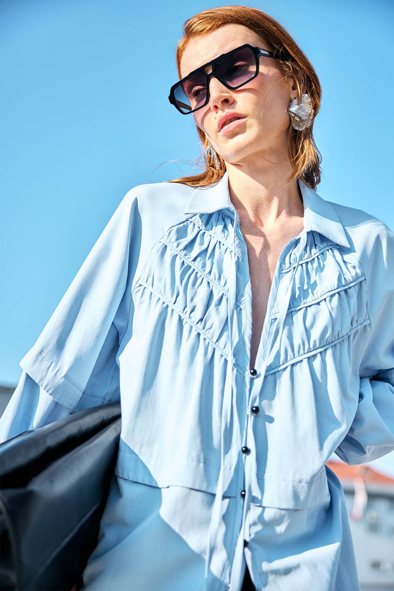 Helles Zyan Popeline-Hemd – Entspannte Passform mit auffälligen Nähten für den Großhandel auf Faire1