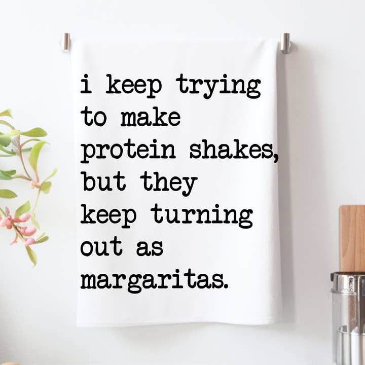 Ich versuche immer wieder Proteinshakes zu machen Margarita Kitchen Towel für den Großhandel von Love You a Latte Shop