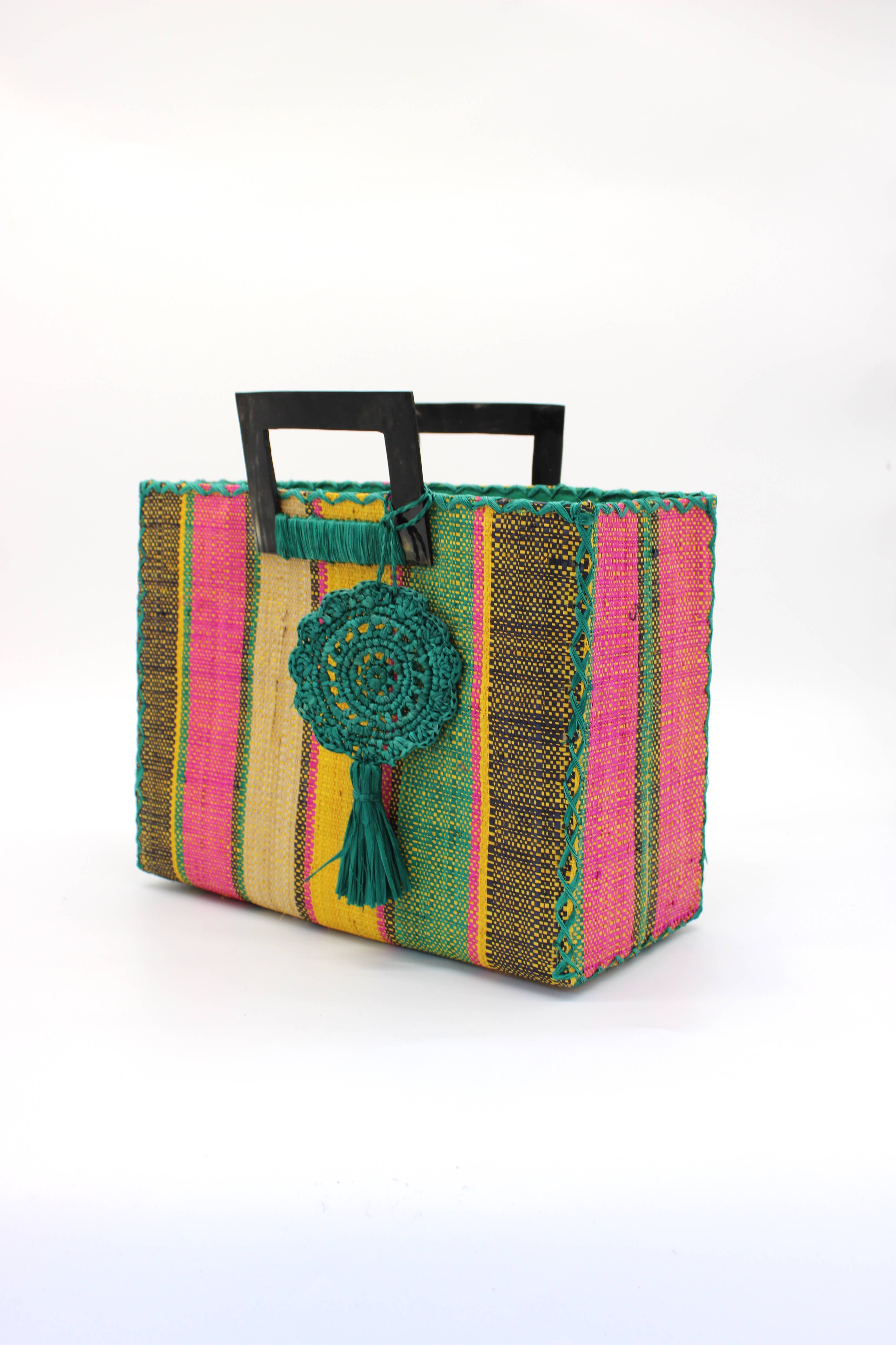 Shebobo – Großhandel Henkeltasche – Damen – Stevie Schultertasche aus Stroh mit Hornhenkeln und Quaste10