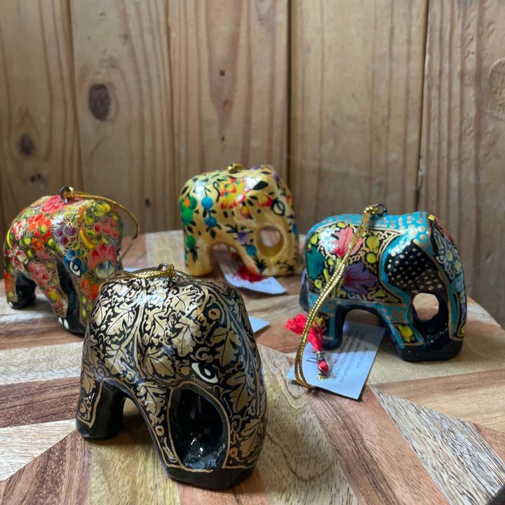 Dalit Goods Co - Venta al por mayor Adornos - Decoración navideña colgante | Elefante blanco con forma de copo de nieve2