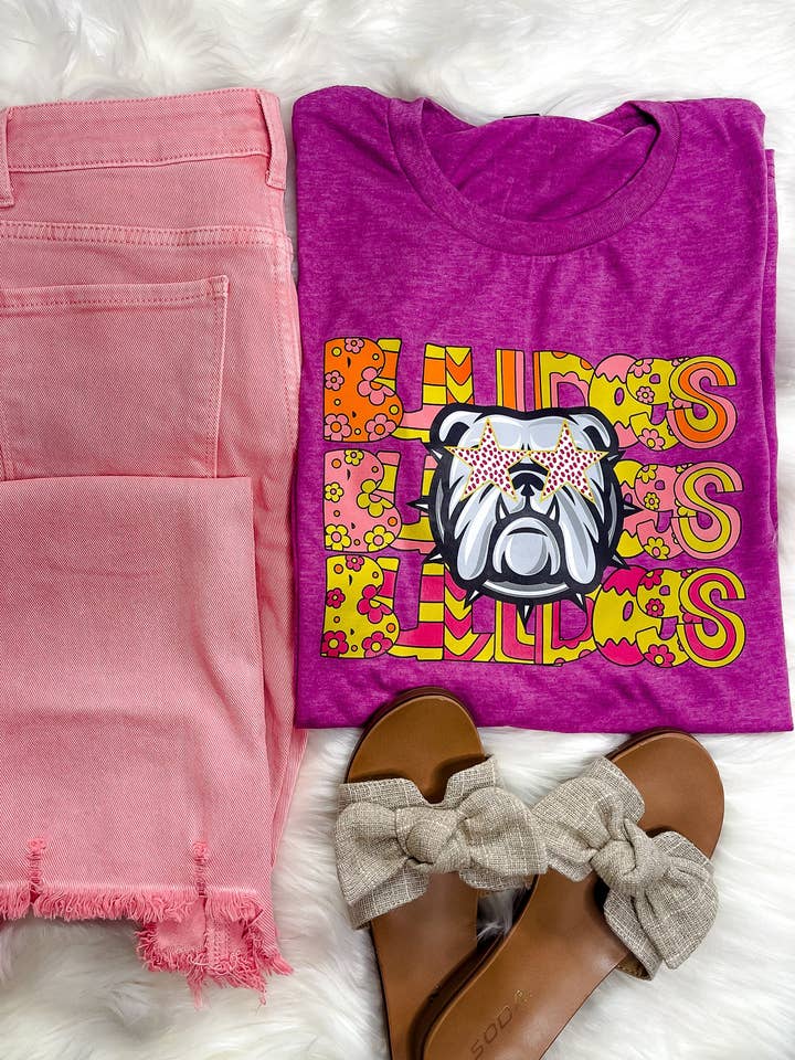 Funky og Fierce Bulldogs Maskot Grafisk T-shirt (S-2XL) for engroshandel hos The Sassy Owl