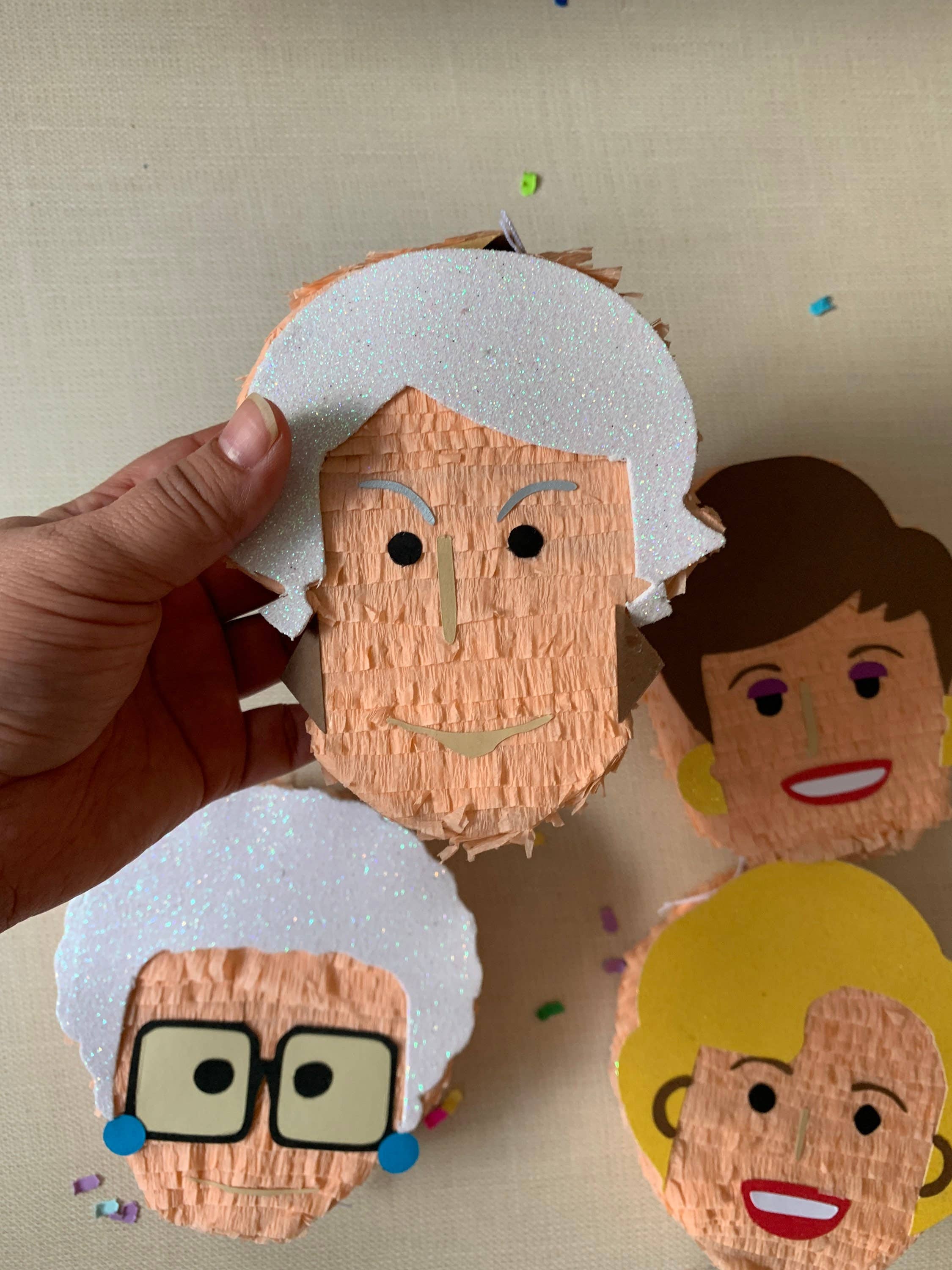 My Soiree Designs - Venta al por mayor Regalo para invitados - Mini piñatas de Golden Girls para la decoración del Día de Galentine.3