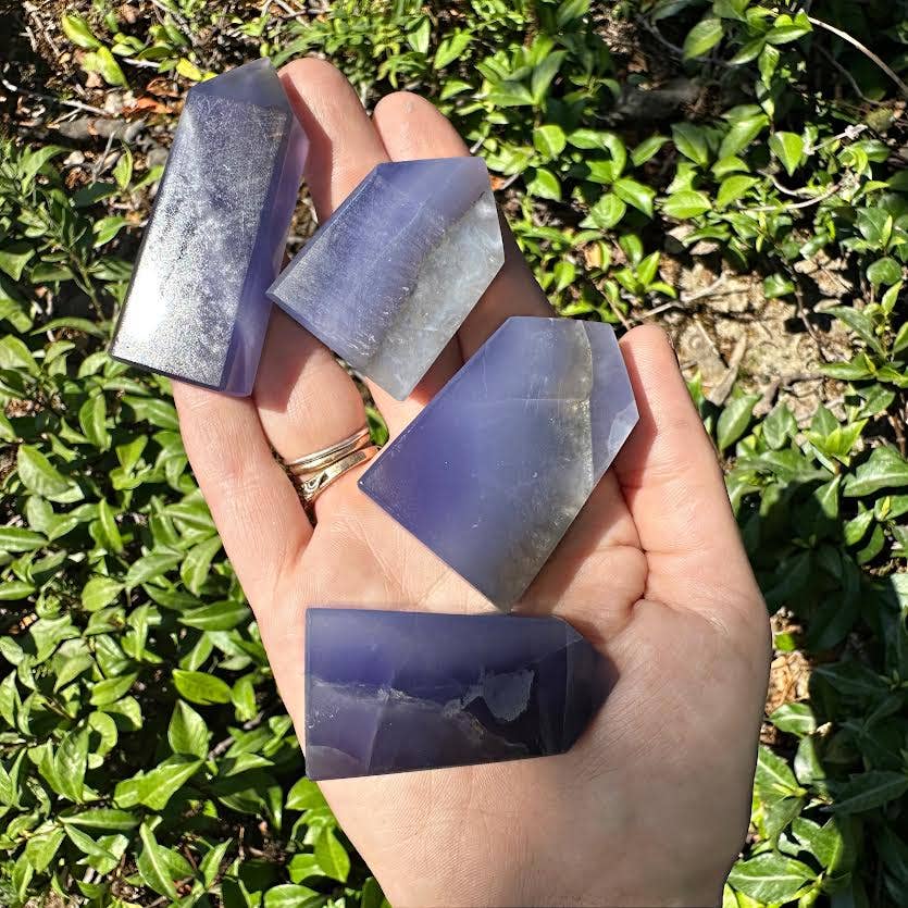 The Crystal Tabby - Venta al por mayor Piedras/cristales espirituales - Torre de Fluorita Azul Púrpura y Calcedonia/Tamaño Pequeño1