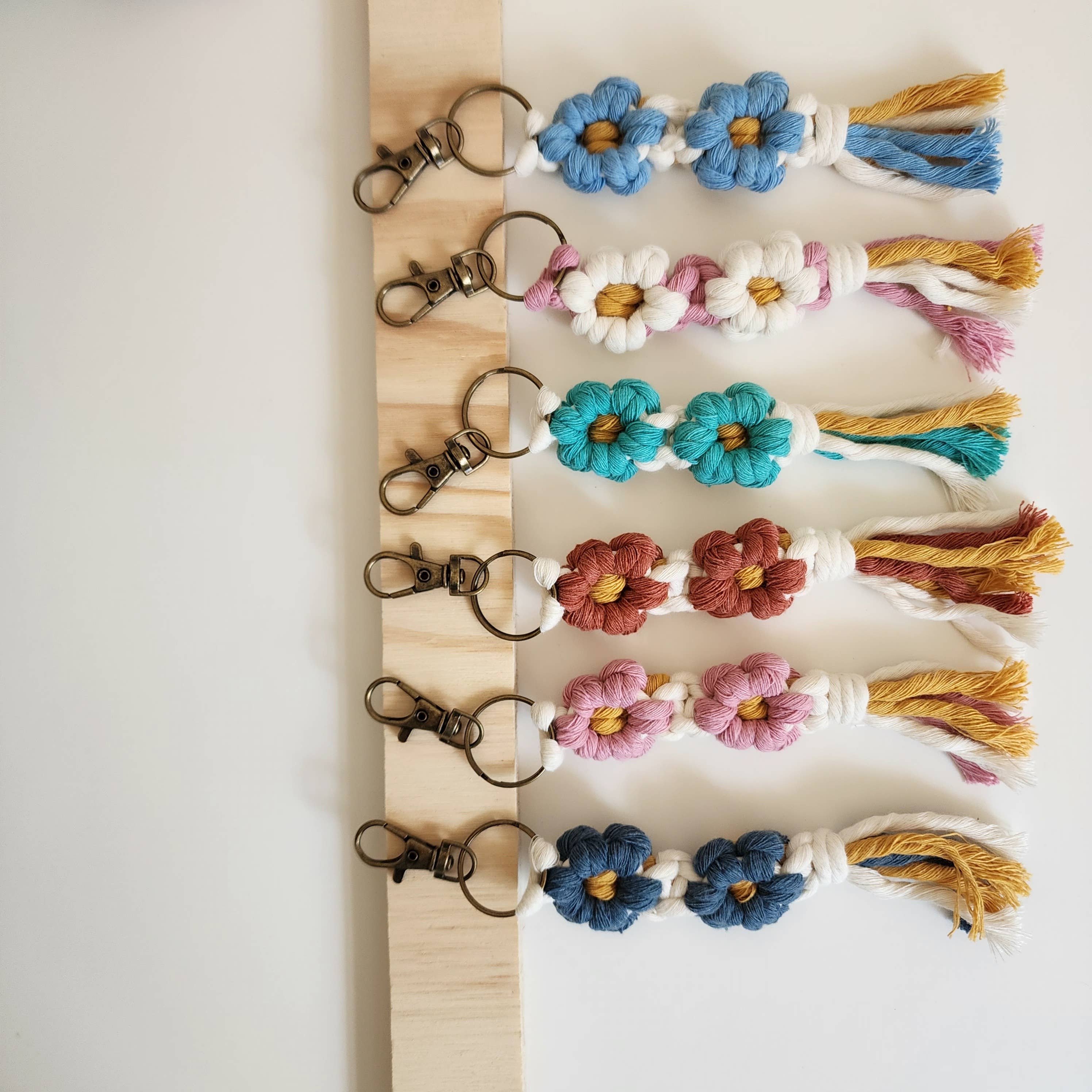 Handmade By Uruba - Wholesale Sleutelhanger - Dames - Macrame sleutelhangertje met madeliefjes, accessoires voor dames9