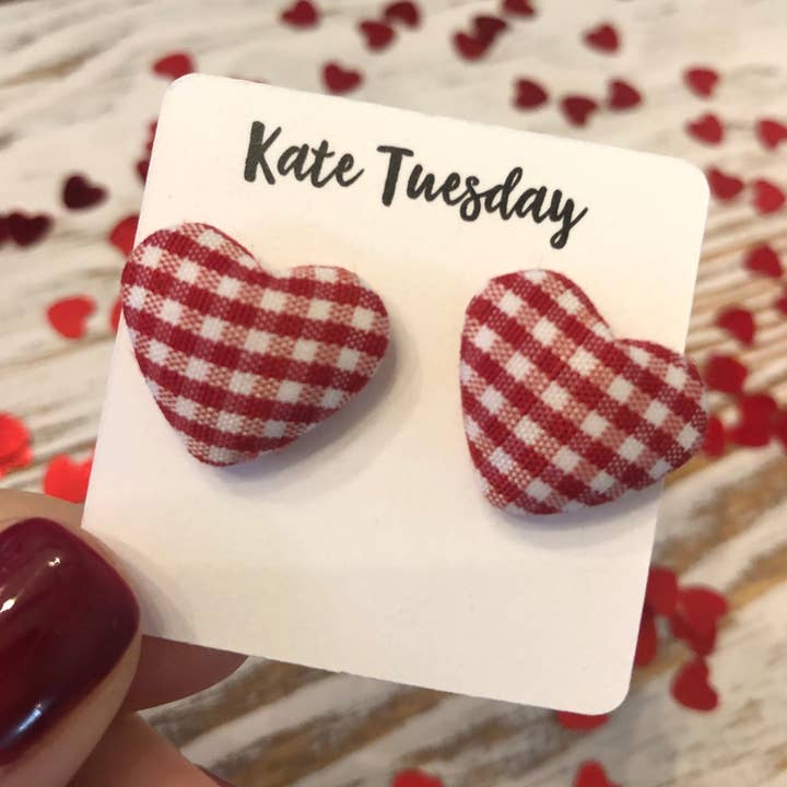 Boucles d'oreilles à tige cœur à carreaux rouges pour la vente par Kate Tuesday Jewelry