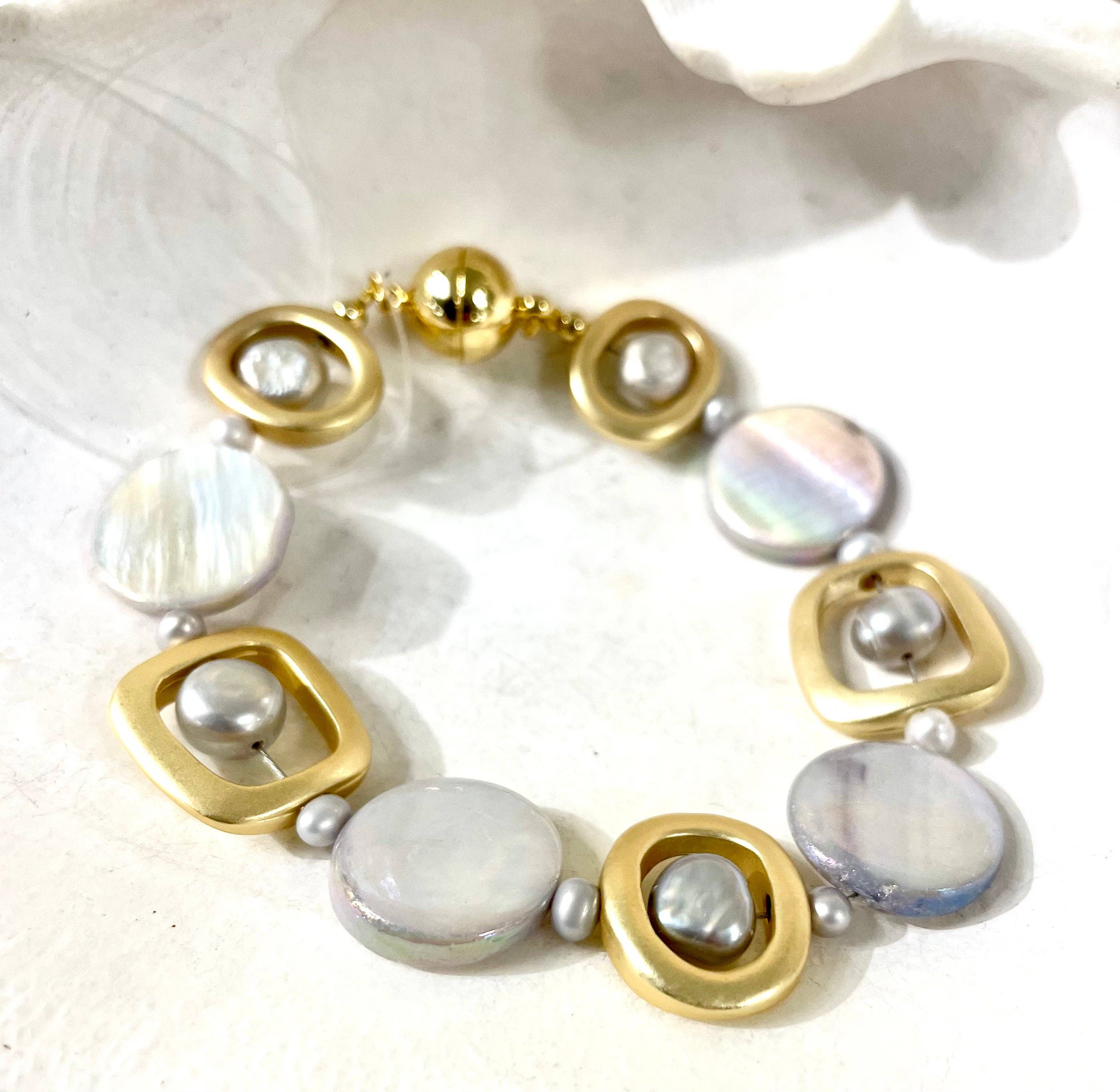 Studio G – Großhandel Perlenarmband – Modernes Perlenarmband mit Süßwasserperlen und Muscheln1