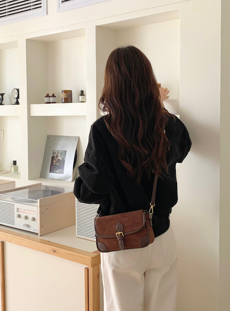 Pretty Persuasions – wholesale Axelremsväska – Dam – P24125 Axel- och crossbodyväska i mockaliknande mikrofiberläder1