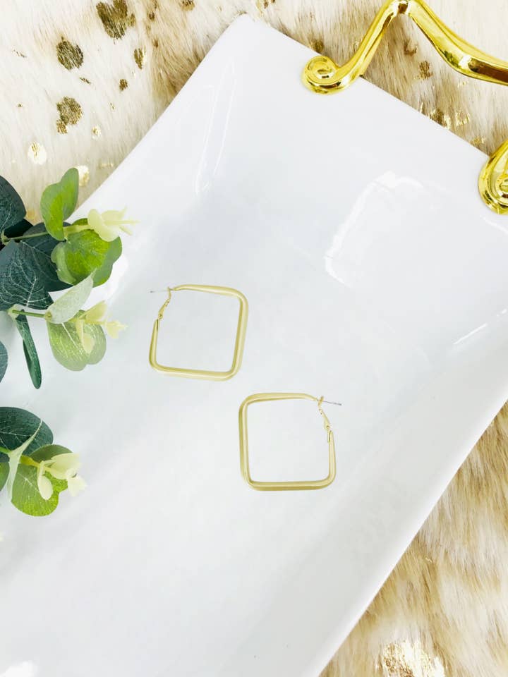 Matt guld fyrkantiga Hoop-örhängen - E19-3931 för wholesale av Magnolia & Peach Jewelry Boutique, LLC