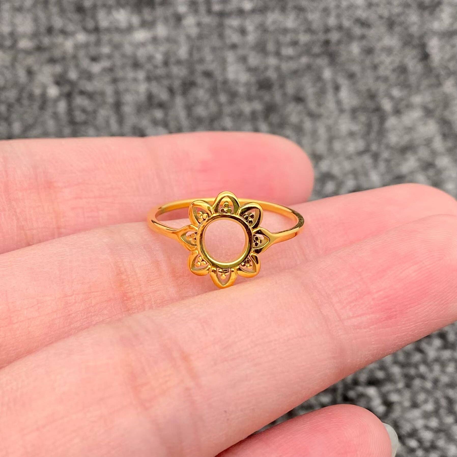 Mio Queena - Wholesale Cocktail/Statement Ring - Hollow Sunflower 18K Gold Plated Stainless Steel Ring - FGS1