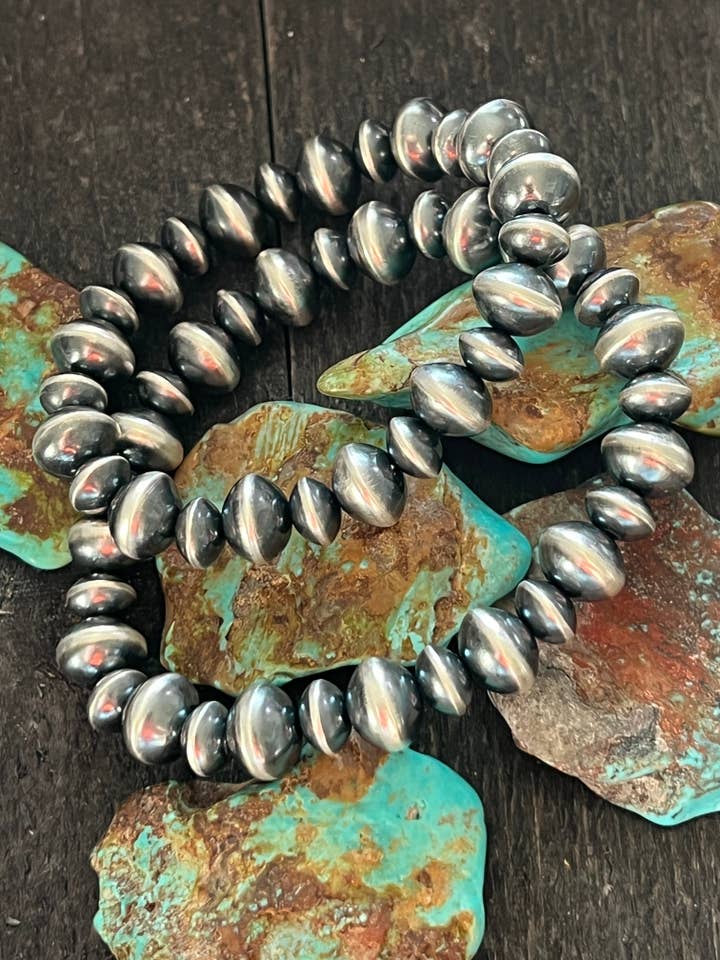 Vinita Cowboy Handgjort Armband i Sterling Silver med 8mm & 10mm Pärlor för wholesale av Nizhonitradersllc